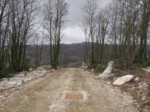 Pićan, nedaleko gradske jezgre prodaje se atraktivno građevinsko zemljište za izgradnju kuće za odmor