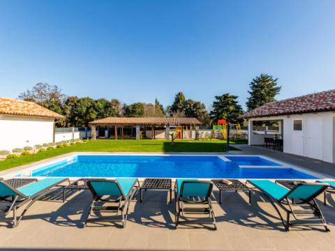 Okolica Pule - samostojeća villa katnica za odmor s bazenom