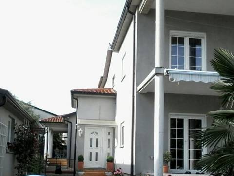 Umag - okolica samostojeća kuća s prostranom okućnicom i garažom