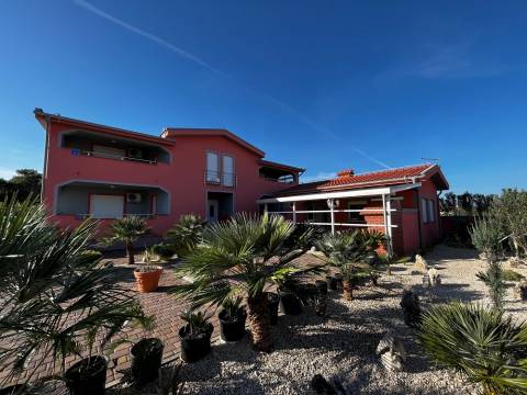 Vir/Dalmatien, Haus mit 4 Apartments 250m zum Meer