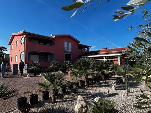 Vir/Dalmatien, Haus mit 4 Apartments 250m zum Meer