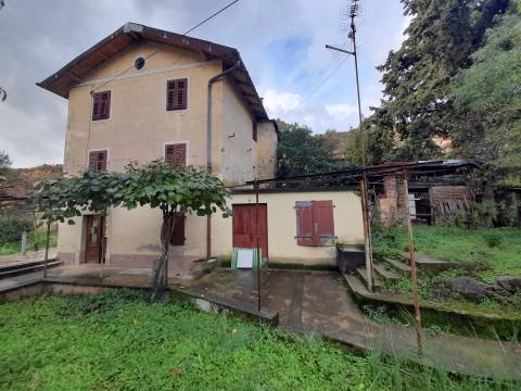 Lovran dvojna kuća u blizini centra 125 m2 s okućnicom 1100 m2