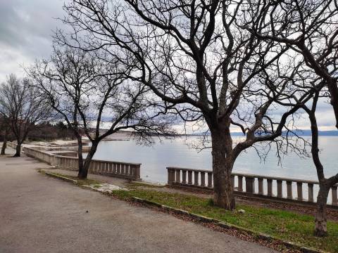 Kraljevica, Oštro- zemljište za kamp, ugostiteljski objekt, pansion..., samo 50m od mora