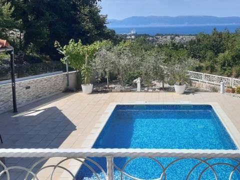 Njivice/Krk, kuća s bazenom i pogledom na more