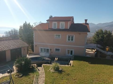 Rubeši, HITNA PRODAJA, lijepa kuća s 2 stana, 1600 m2 okućnice, garaža, pogled