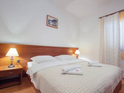 Murter/okolica, hotel prvi red do mora