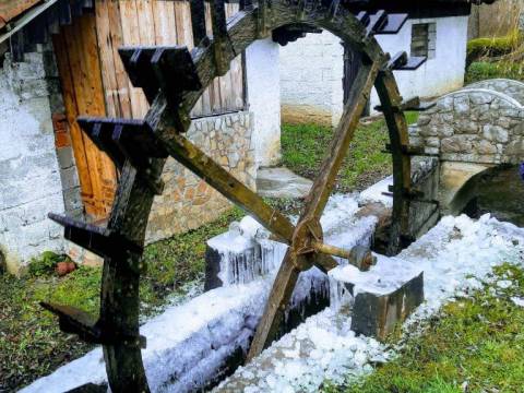 Ugostiteljsko-stambeno imanje uz potok i stari mlin