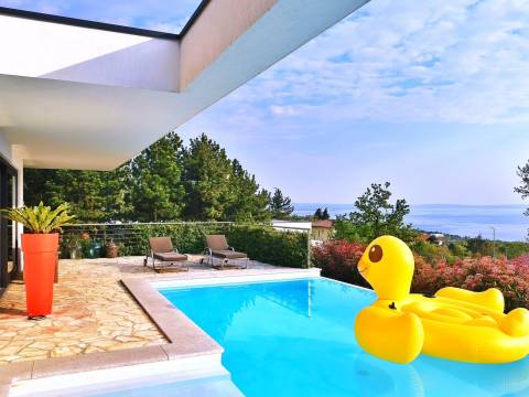 Kostrena, villa sa bazenom i zelenom oazom