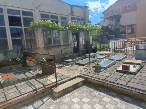 Centar Crikvenice, kuća u nizu sa halom i poslovnim prostorom