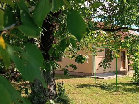 Otočac, kuća sa imanjem
