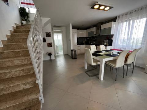 Pula, moderan stan na 2 etaže sa velikom terasom mydalmacia.de