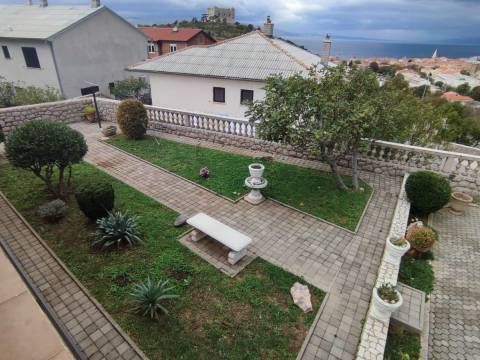 Senj, kuća sa velikom okućnicom