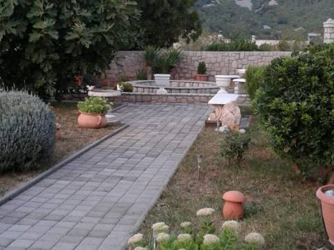 Senj, kuća sa velikom okućnicom