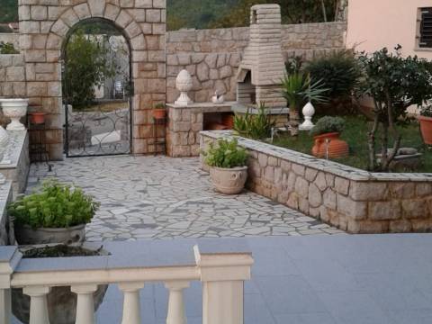 Senj, kuća sa velikom okućnicom