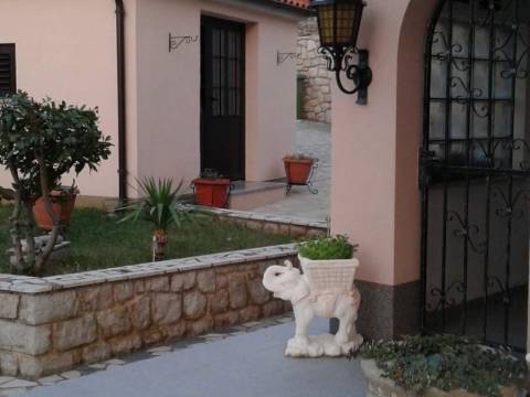 Senj, kuća sa velikom okućnicom