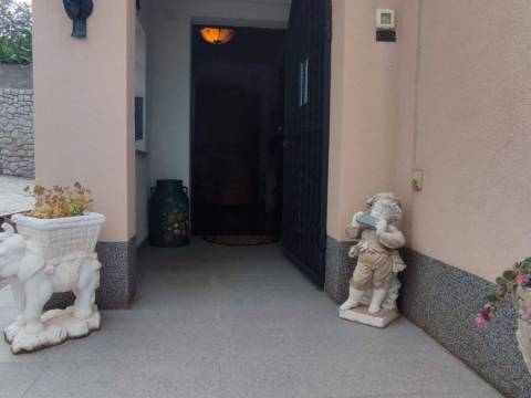 Senj, kuća sa velikom okućnicom