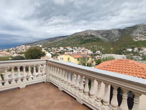Senj, kuća sa velikom okućnicom