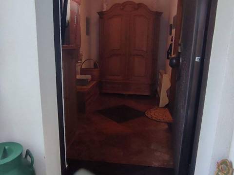 Senj, kuća sa velikom okućnicom