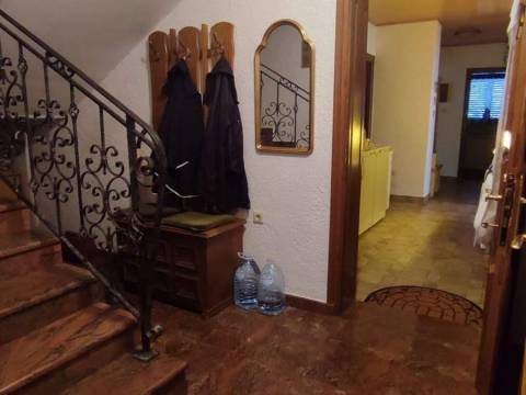Senj, kuća sa velikom okućnicom