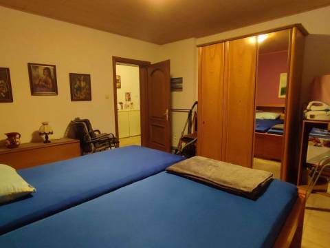 Senj, kuća sa velikom okućnicom