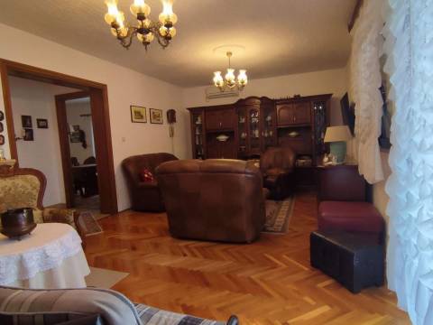 Senj, kuća sa velikom okućnicom
