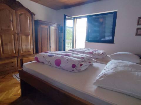 Senj, kuća sa velikom okućnicom