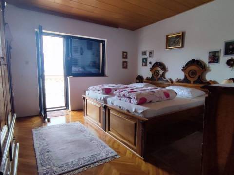 Senj, kuća sa velikom okućnicom