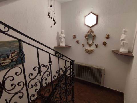 Senj, kuća sa velikom okućnicom