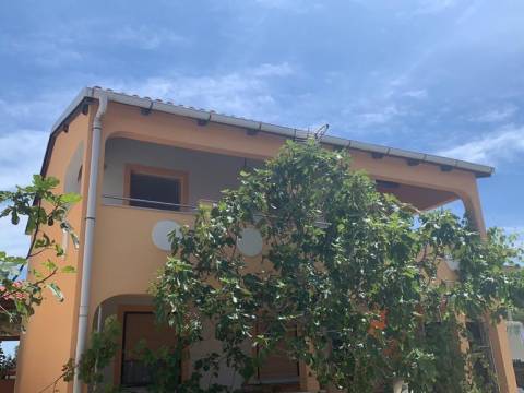 Otok Vir, samostajeća kuća s garažom