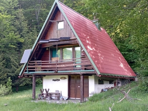 Gorski Kotar, planinska kuća okružena mirom