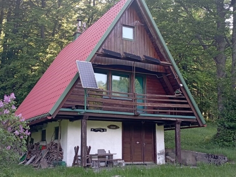 Gorski Kotar, planinska kuća okružena mirom
