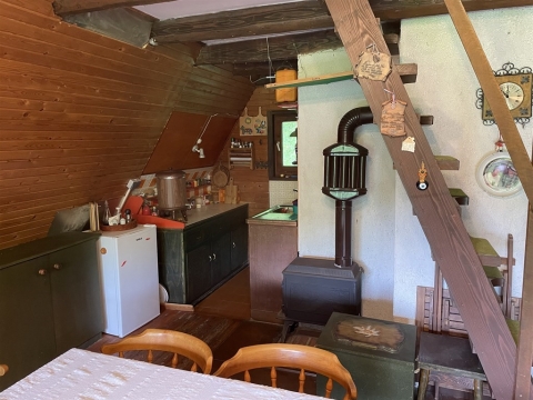 Gorski Kotar, planinska kuća okružena mirom
