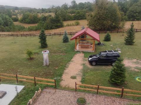 Donji Lapac, kuća sa velikim imanjem