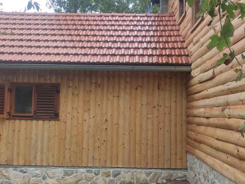 Donji Lapac, kuća sa velikim imanjem