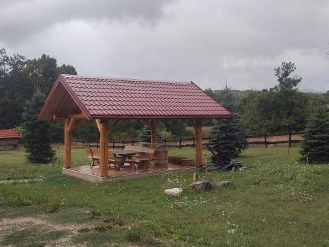 Donji Lapac, kuća sa velikim imanjem
