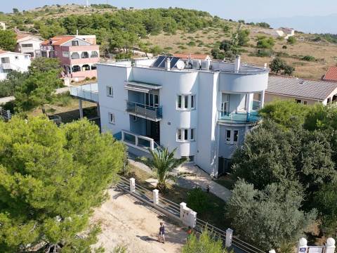 Vir, luksuzna kuća s pogledom na more i krovnom terasom https://mydalmacia.de/  