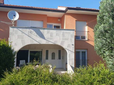Kastav-Trinajstići samostojeća kuća 280 m2 i okućnica 1212 m2
