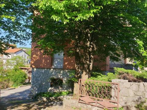 Kastav-Trinajstići samostojeća kuća 280 m2 i okućnica 1212 m2