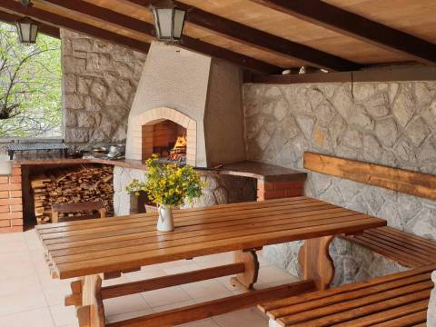 Kastav-Trinajstići samostojeća kuća 280 m2 i okućnica 1212 m2