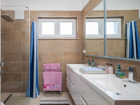 Vir, luksuzna kuća s pogledom na more i krovnom terasom