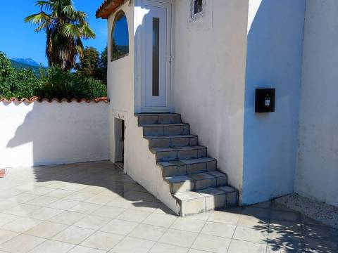 Brseč- PRILIKA- apartmančić s terasom samo 900m od mora s dva parkirna mjesta