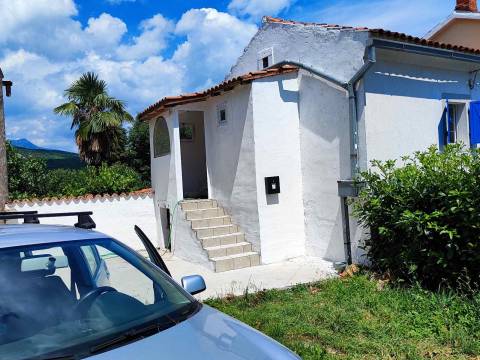 Brseč- PRILIKA- apartmančić s terasom samo 900m od mora s dva parkirna mjesta