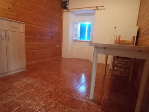 Brseč- PRILIKA- apartmančić s terasom samo 900m od mora s dva parkirna mjesta