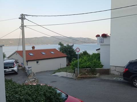 Brseč- PRILIKA- apartmančić s terasom samo 900m od mora s dva parkirna mjesta