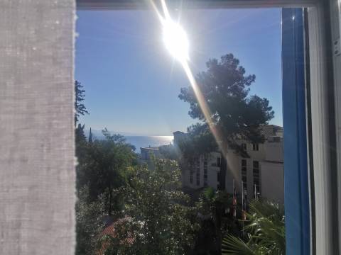 Apartman u vili do mora (ispod ul. M. Tita) prvi kat, terasa, centar Opatije, 2 parkirna mjesta