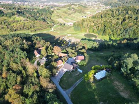Novi Marof okolica veliko  imanje  s 2 kuće i ribnjakom