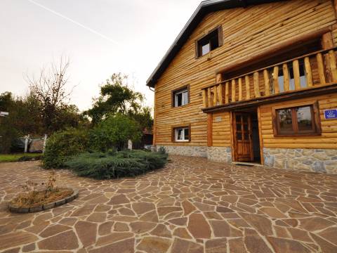 Donji Lapac, kuća sa velikim imanjem
