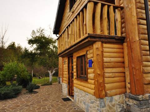 Donji Lapac, kuća sa velikim imanjem