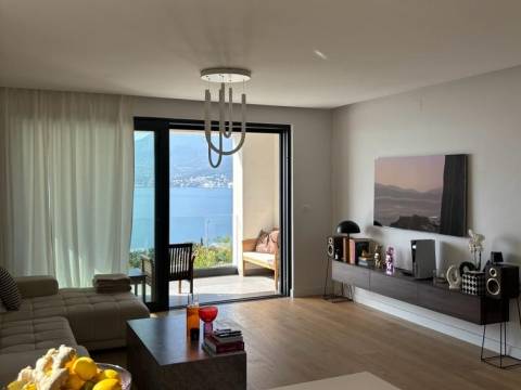 Costabella stan u urbanoj vili, sa vrtom, podzemnom garažom, u neposrednoj blizini plaže i šetnice