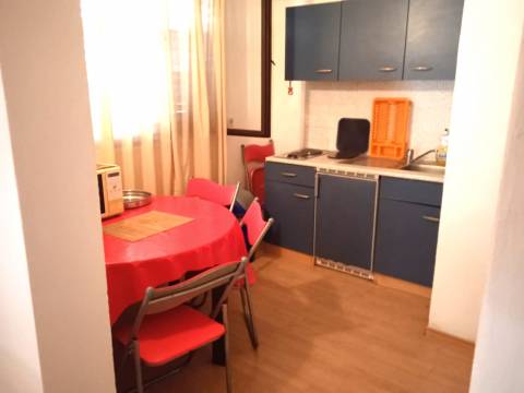 Vir, prekrasna kuća sa 4 apartmana na 150m od mora
